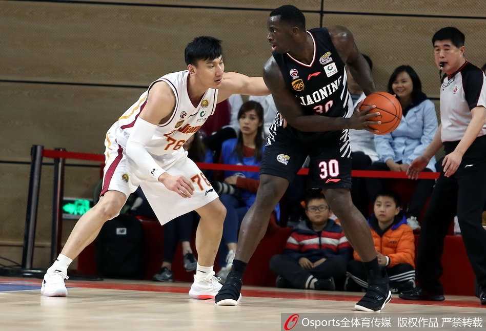 赛后辽宁队员神情落寞退场，背后的记分牌定格在92-95，连胜纪录戛然而止