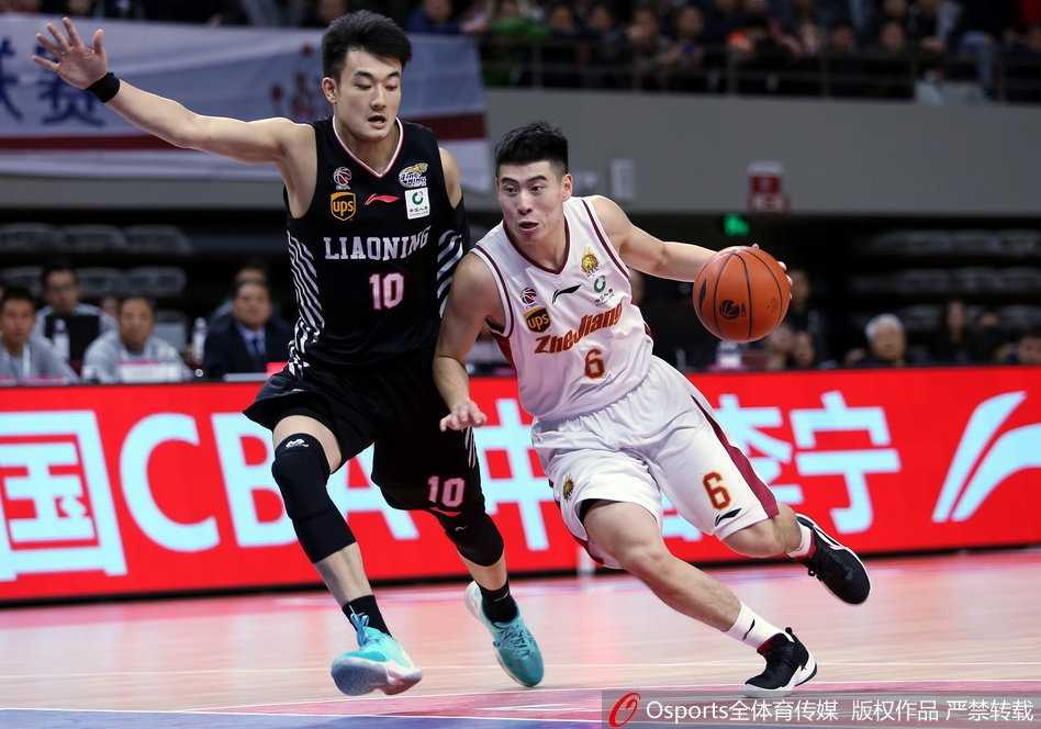 郭艾伦持球快速突破，身影如风，面对浙江队双人包夹毫无惧色