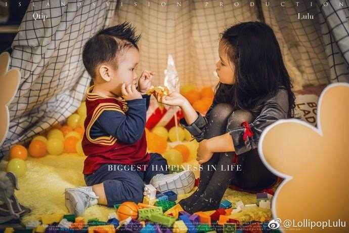 寿星小太阳穿着可爱的篮球主题服装，被爸爸孙悦稳稳地抱在怀中，父子俩笑容灿烂，温情满溢。