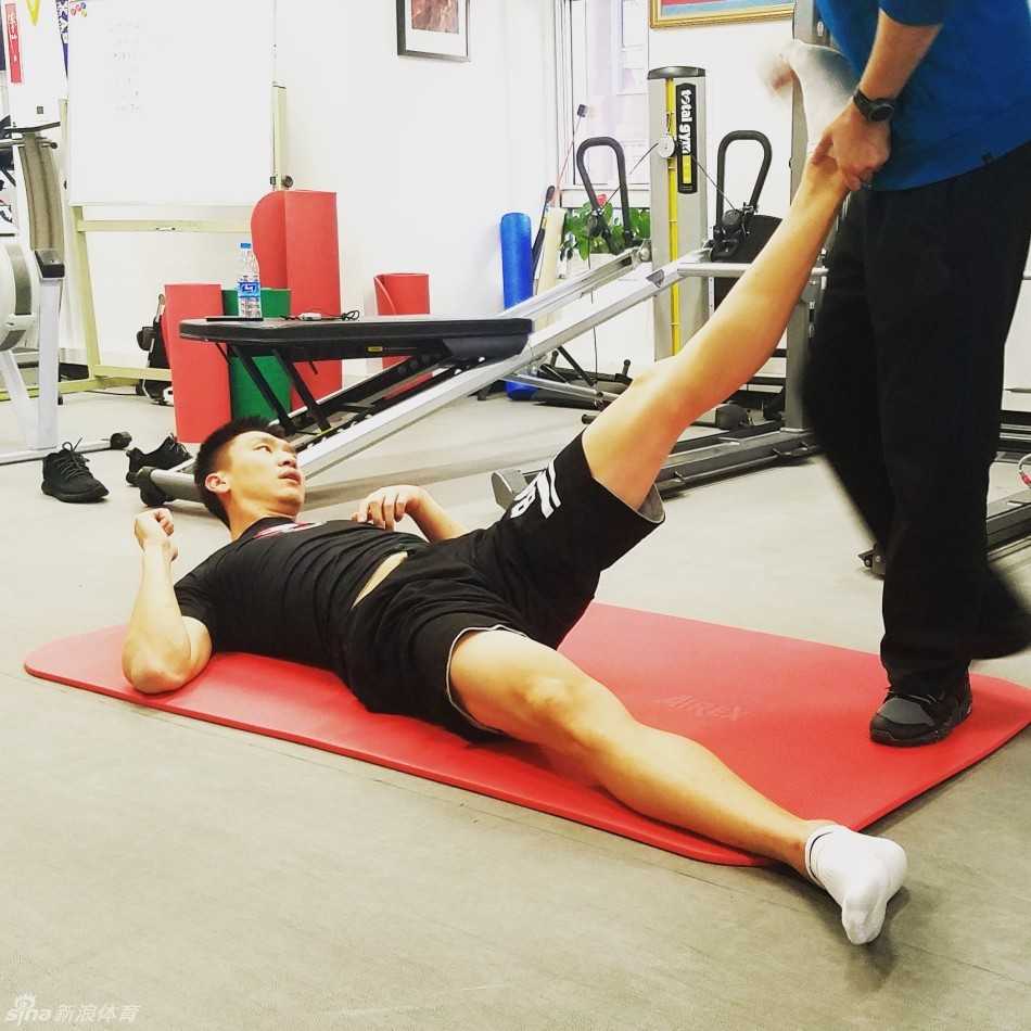 康复结束后的孙悦，躺在理疗床上进行冰敷和最后的放松，虽然面露倦意，但眼神中透露出的是对彻底摆脱伤病的坚定信念。