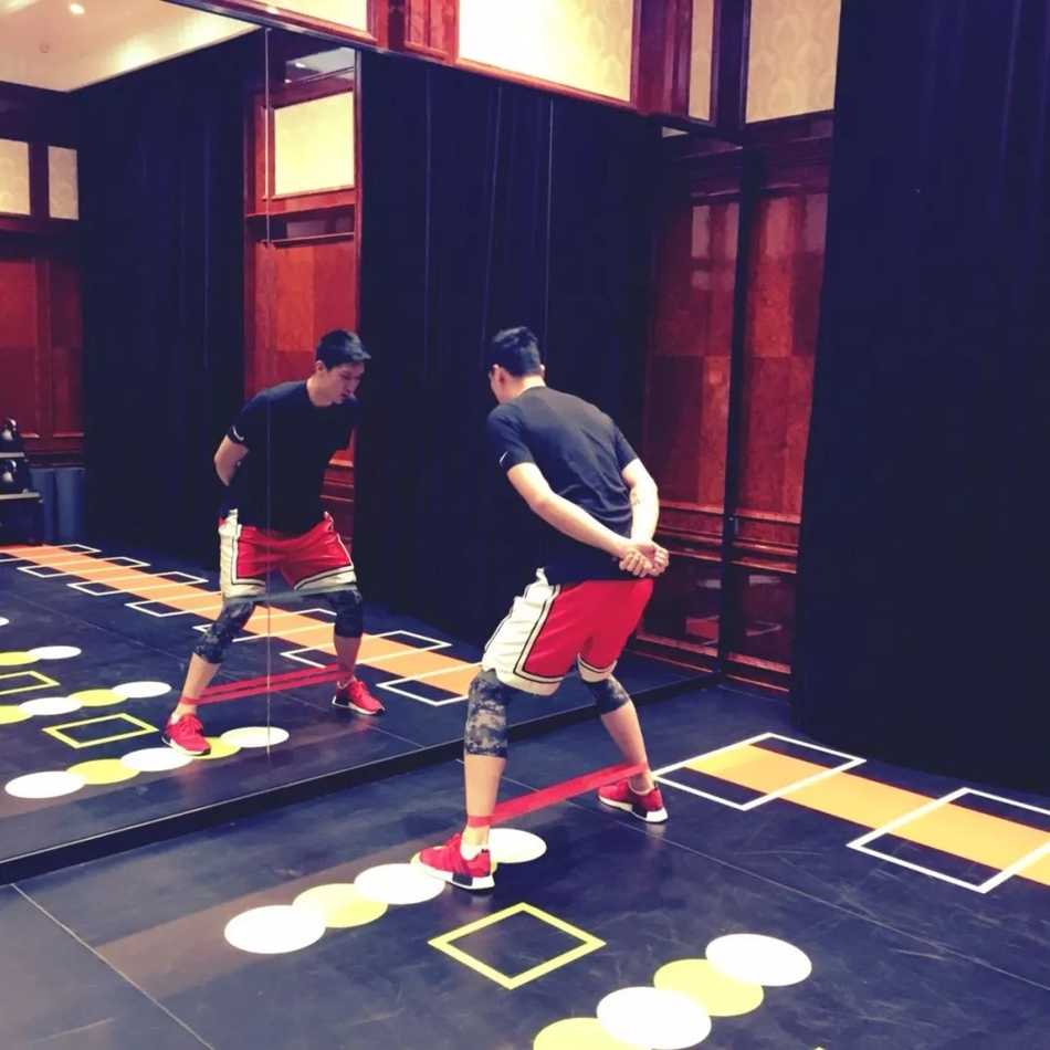 孙悦目光如炬，在康复师的辅助下进行核心力量训练，汗水浸透衣衫，神情无比专注。