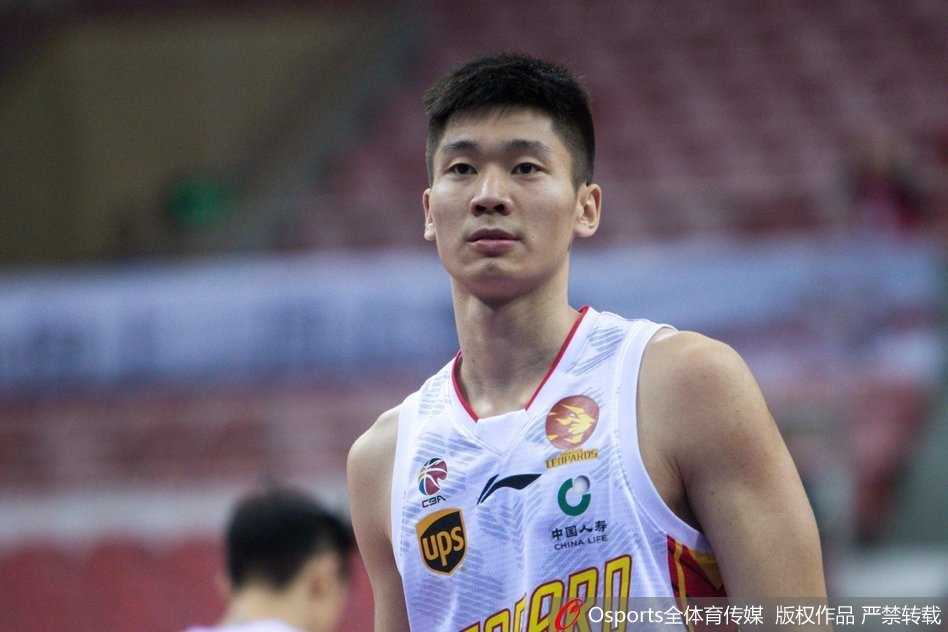 吉林外援兰德里在深圳内线拼抢篮板时展现出强大的核心力量，以一敌二将球稳稳收入囊中