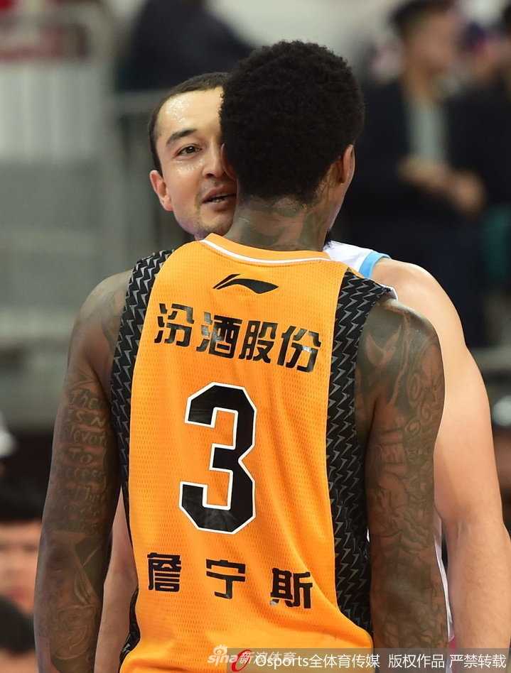 詹宁斯完成高难度投篮后怒吼庆祝，情绪彻底释放