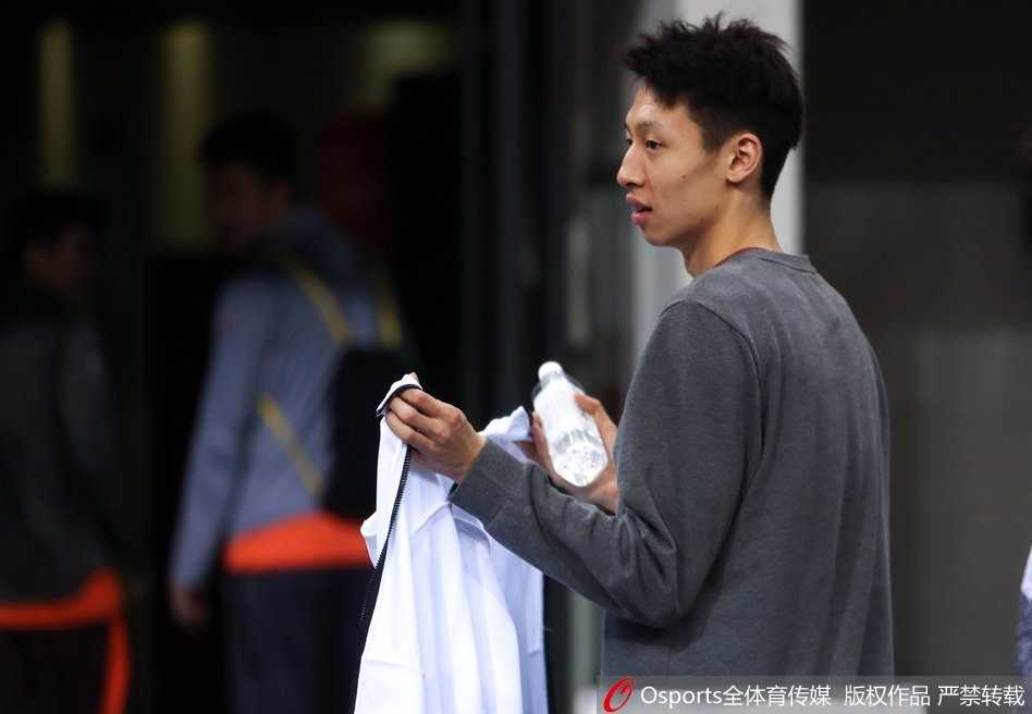 主教练李春江双手叉腰在场边督战，神情严肃地观察着每一次战术跑位，他的严格要求和对细节的把控，是广厦男篮能否打破季后赛首轮魔咒的关键所在。