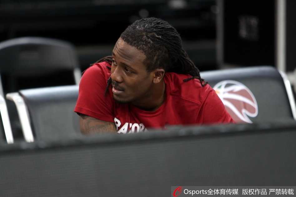 训练结束后的放松时刻，广厦队员们聚在一起相互鼓励，年轻的脸庞上写满对胜利的渴望，他们肩并着肩准备迎接季后赛首战的严峻考验。