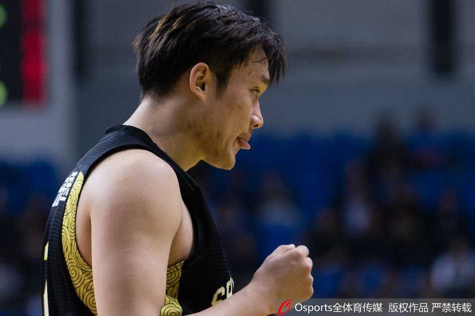 丁彦雨航运球快速突破，晃开防守球员后急停跳投，动作一气呵成，场边观众的目光全部聚焦于他。