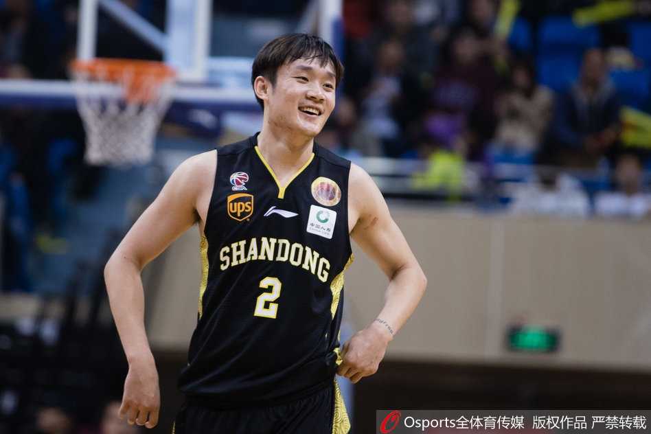 丁彦雨航造成对手犯规后站上罚球线，全场寂静，他神情专注，稳稳出手执行关键罚球。