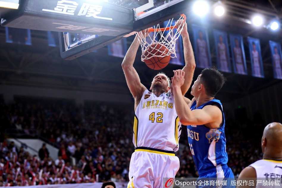 比赛中的一次罚球间隙，马布里神情专注，这是他职业生涯最后的罚球机会，每一次拍球都牵动着现场无数球迷的心弦。