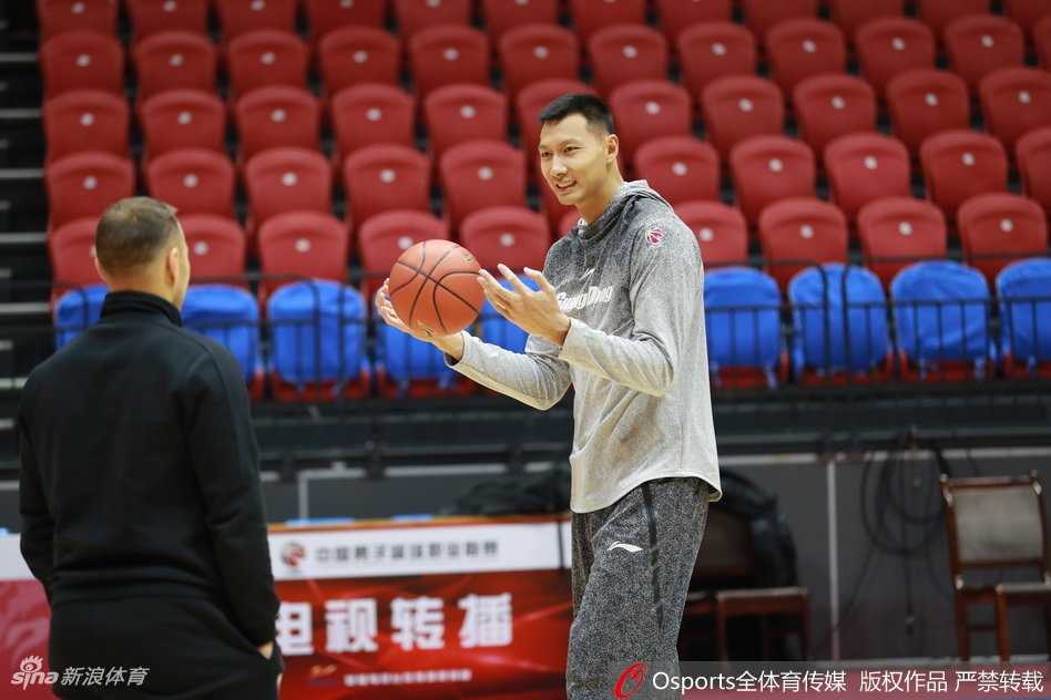 宏远全队在进行分组投篮练习，球鞋与地板的摩擦声与篮球入网的声音交织成赛前最美的乐章。队员们在助教的指导下有序投篮。