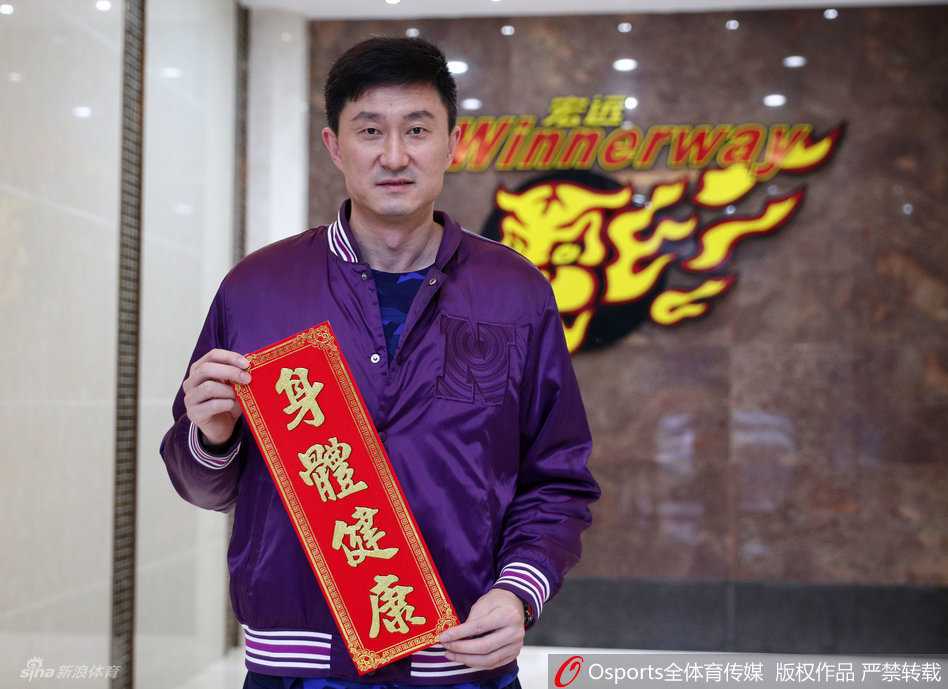 ‘追风少年’陈江华安静地手持拜年物品，这是他球员生涯末期的一次温情亮相，画面充满怀念与祝福