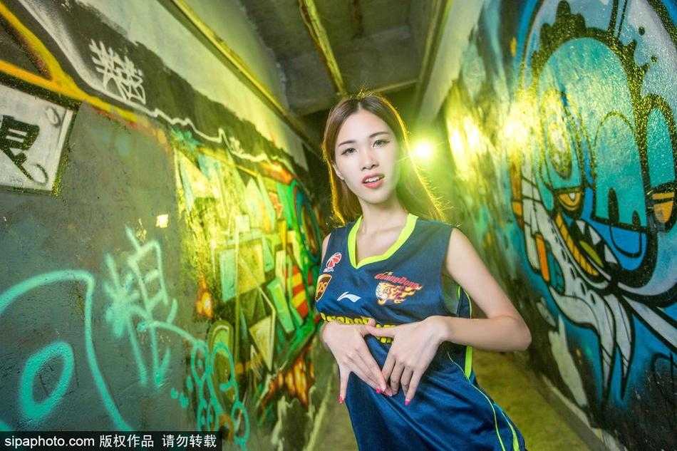 宝贝坐在高脚凳上，黑色牛仔热裤搭配长靴，身体微微后仰，姿态慵懒中透出性感妩媚