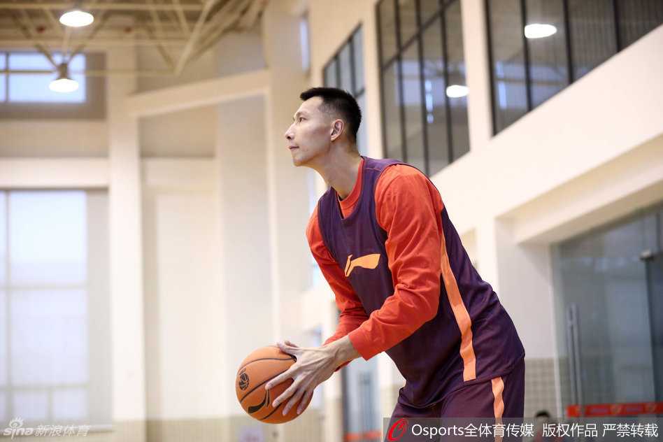 卡洛斯·布泽尔再现江湖绝技，他持球面对防守，头部一个逼真的投篮假动作晃晕对手，随即加速突破，这记“拜佛”过人堪称今日训练最佳镜头。