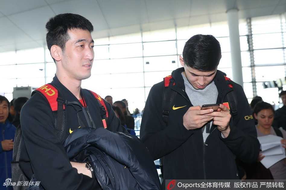 获胜后的中国男篮红队全体成员围聚在场地中央，他们紧紧靠拢，手搭着手，齐声高呼加油，这一刻团队的凝聚力比任何个人英雄主义都更加耀眼夺目。