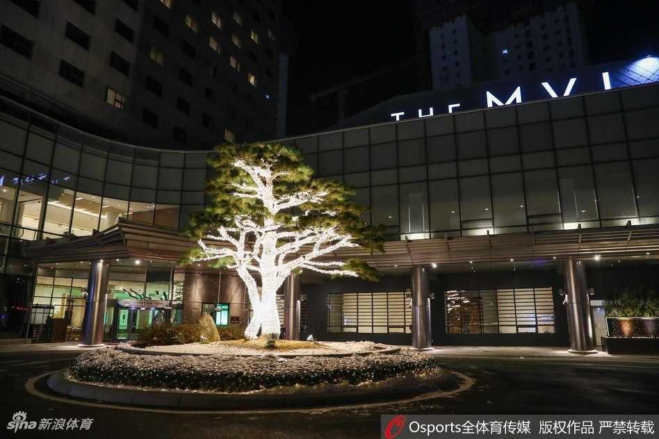 酒店大堂内，丁彦雨航身背运动背包低头走过，神情专注而冷峻，他肩上的背包仿佛装满了即将在赛场上释放的巨大能量。