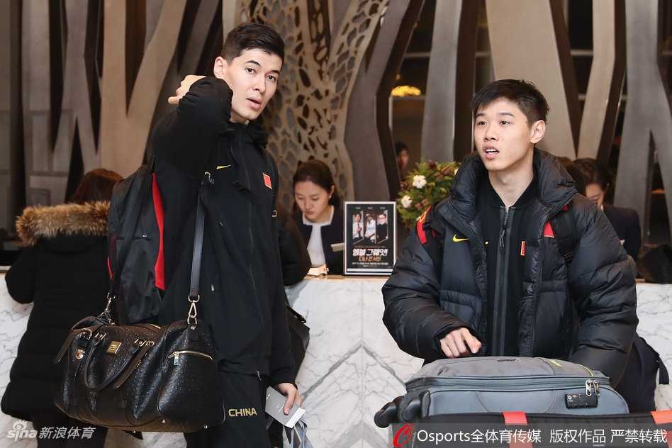 训练场上，阿不都沙拉木在三分线外张手投篮，身旁的刘志轩全神贯注地准备抢篮板，青春的气息在汗水蒸腾中弥漫开来。