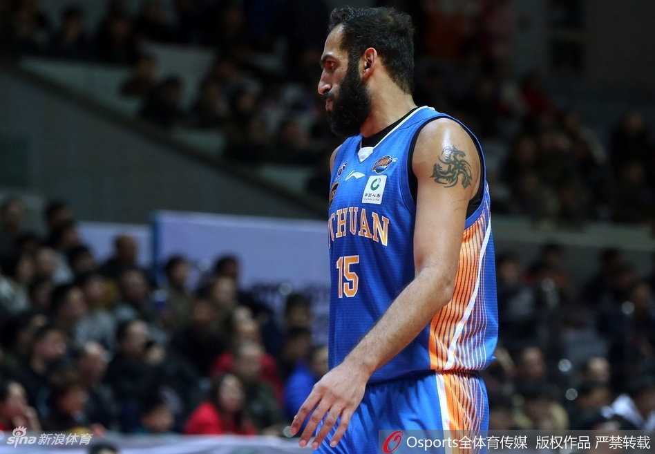 八一队曹岩突破上篮瞬间，身体在空中舒展如弓，面对四川队员的封堵毫不畏惧。