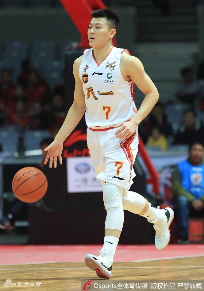 四川老将刘炜在贴身紧逼下冷静护球，眼神坚定地观察队友跑位，场上气氛剑拔弩张。