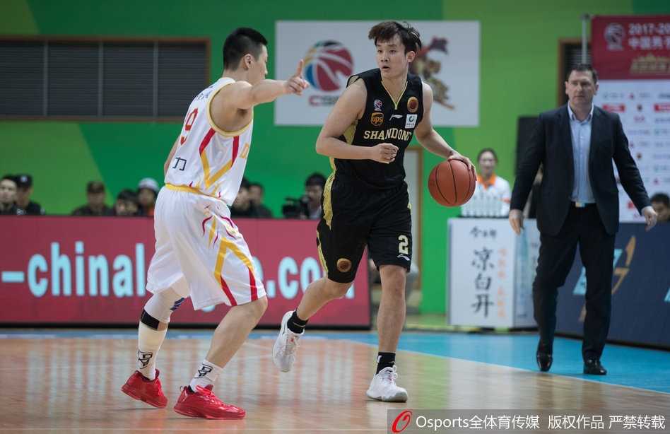 莫泰尤纳斯在篮下强硬卡位，用宽厚的背部顶开防守，稳稳摘下前场篮板