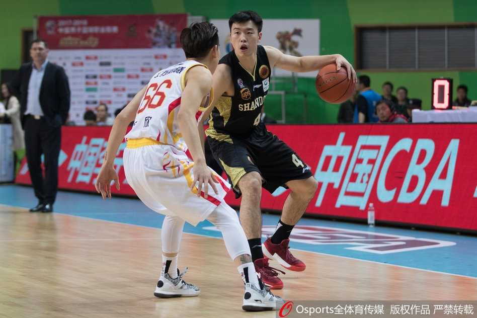 山东队外援在南京客场高高跃起，以一记势大力沉的单手劈扣点燃了全队的斗志