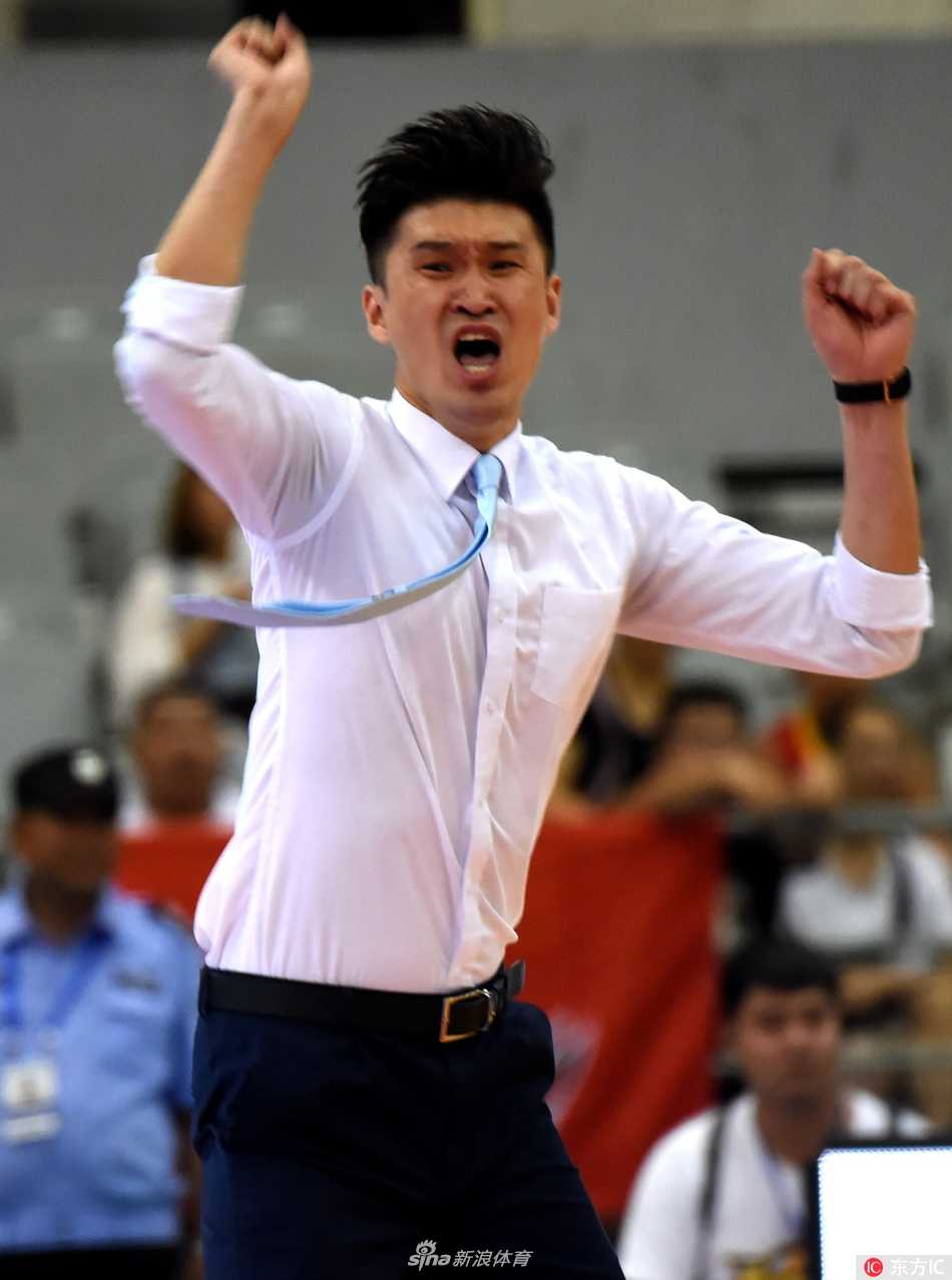 洛阳外援拉斯-史密斯在长人如林的安徽内线中强行上篮，身体在空中完全舒展，用一次不可思议的拉杆挑战着卫冕冠军的防守权威。