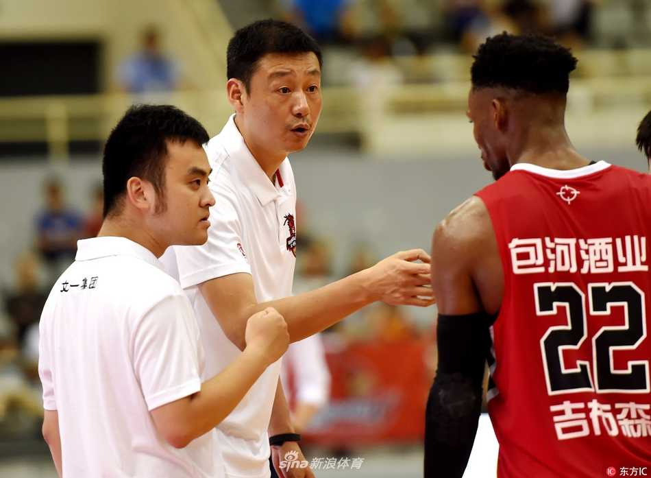 霍楠教练在场边为球员的精彩表现鼓掌叫好，脸上的笑容灿烂而真诚，这一刻他的激情指挥终于换来了对阵强敌的宝贵胜利。