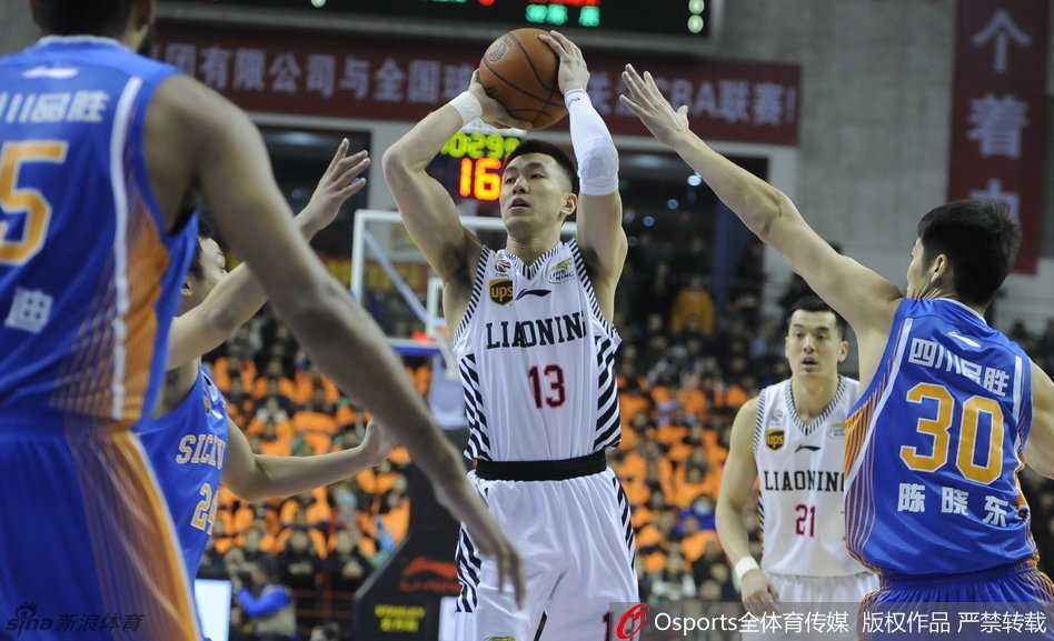 哈德森迎着防守人高高跃起，手腕柔和拨出篮球，眼神紧紧盯着飞行的轨迹，这记关键的跳投承载着辽宁队反超比分的希望。