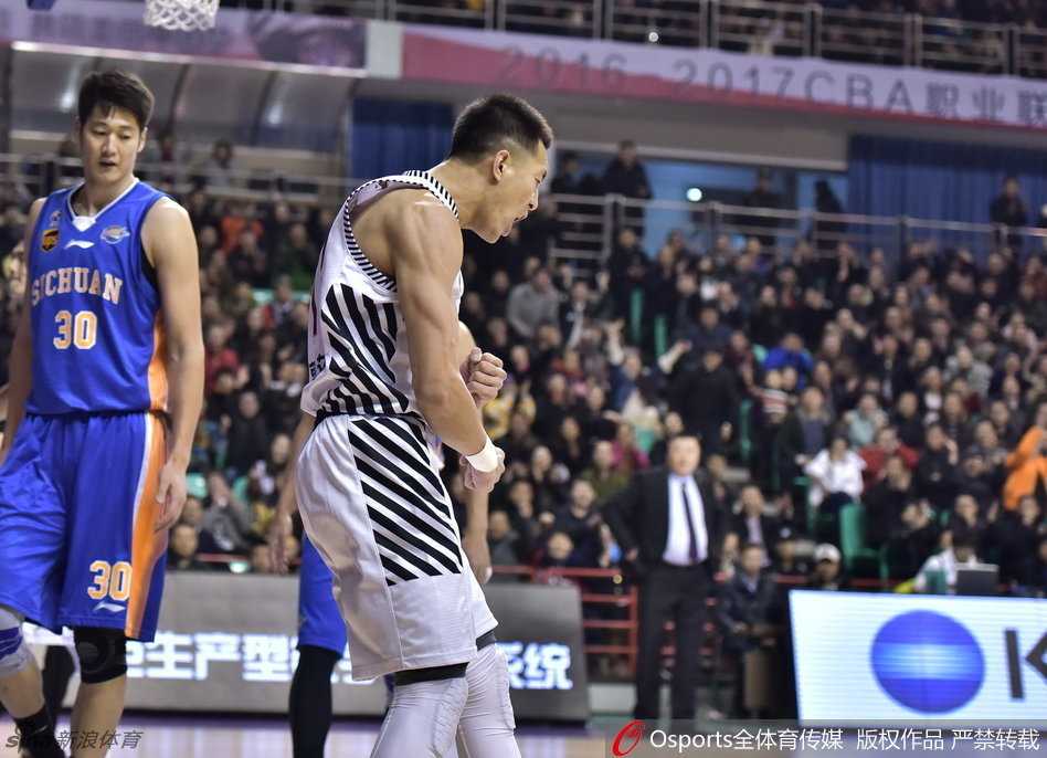 伊朗中锋哈达迪在辽宁内线完成势大力沉的单手暴扣，他那修长的双臂如同巨塔般笼罩篮筐，整个篮架都在他的暴力美学下颤抖。