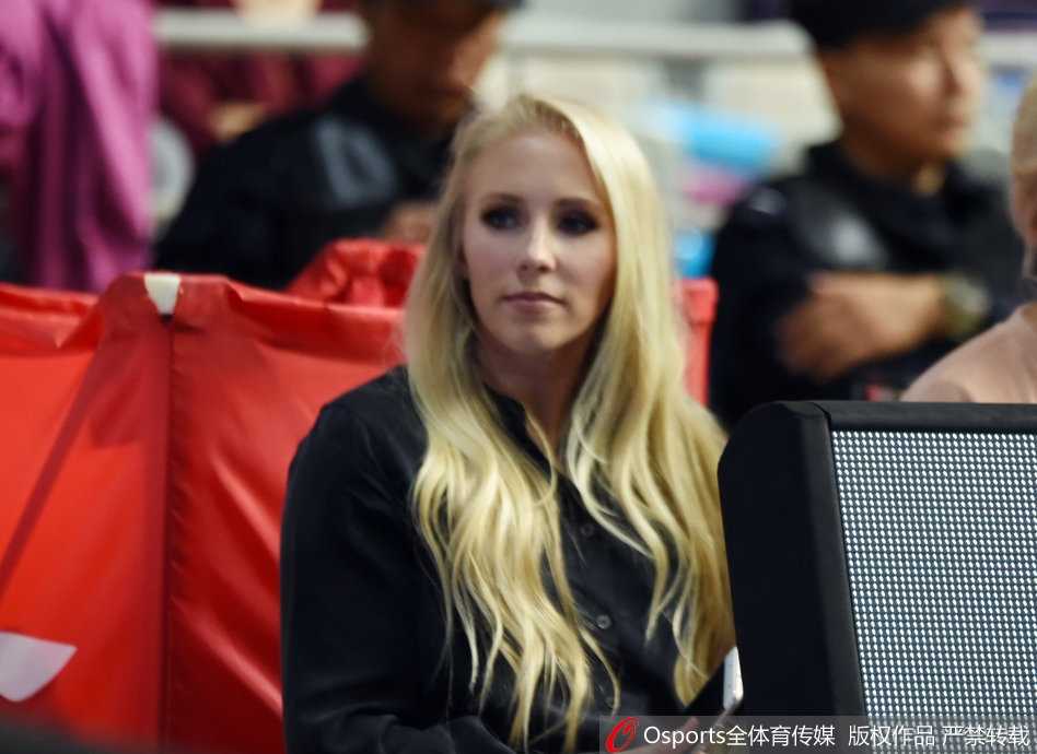 惠特尼笑得捂住了脸颊，眼睛眯成月牙，喜悦之情溢出屏幕