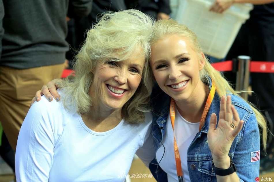 弗雷戴特母亲与爱妻现场观战