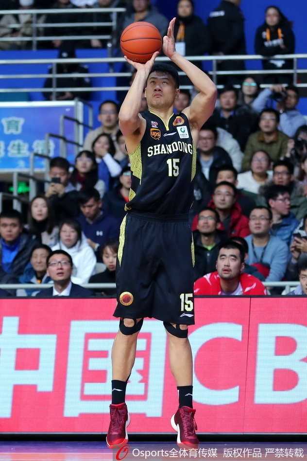 曾文鼎在弧顶为队友送出精妙掩护，为弗雷戴特的又一次三分投射创造了宝贵的空间。