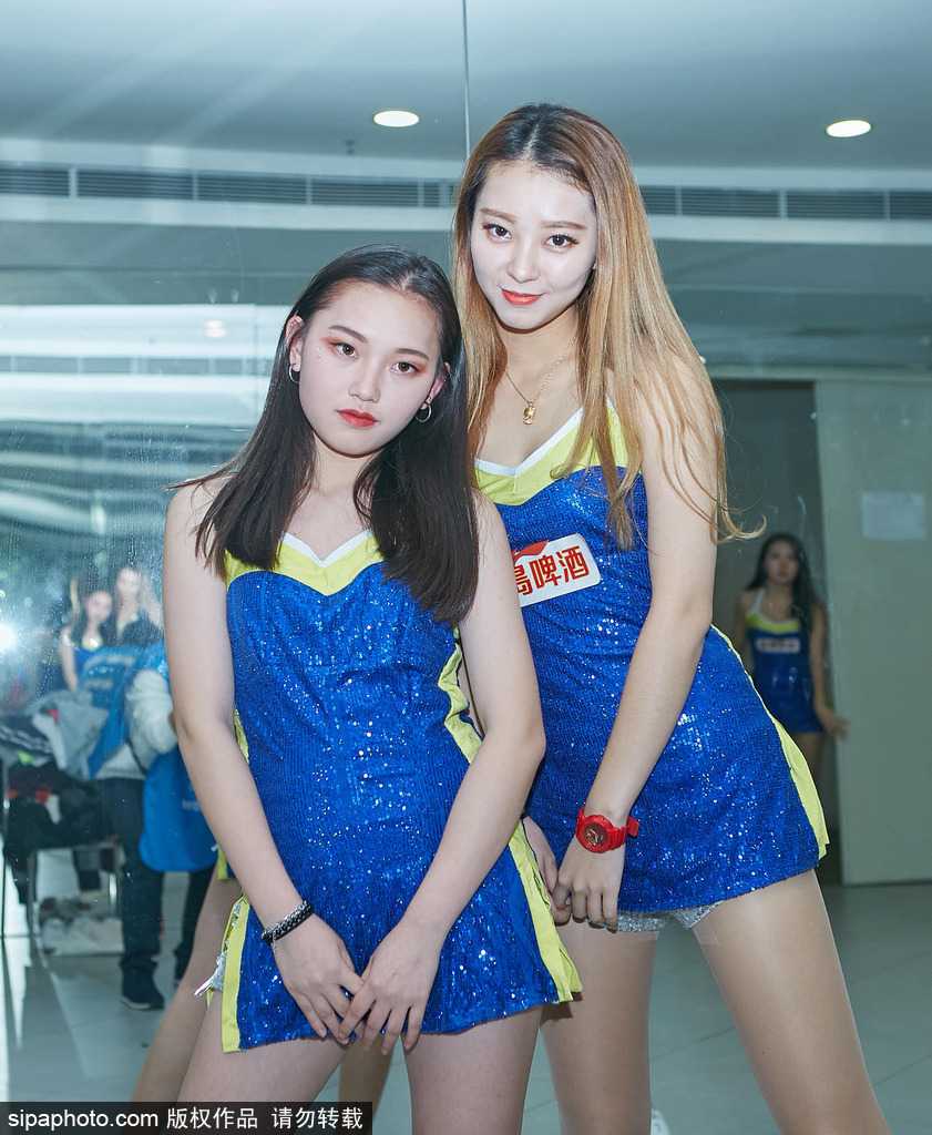 寒训中的专注一瞥，啦啦队员在空荡的看台前反复练习托举动作，紧绷的肌肉线条诉说着舞台下的刻苦与坚韧