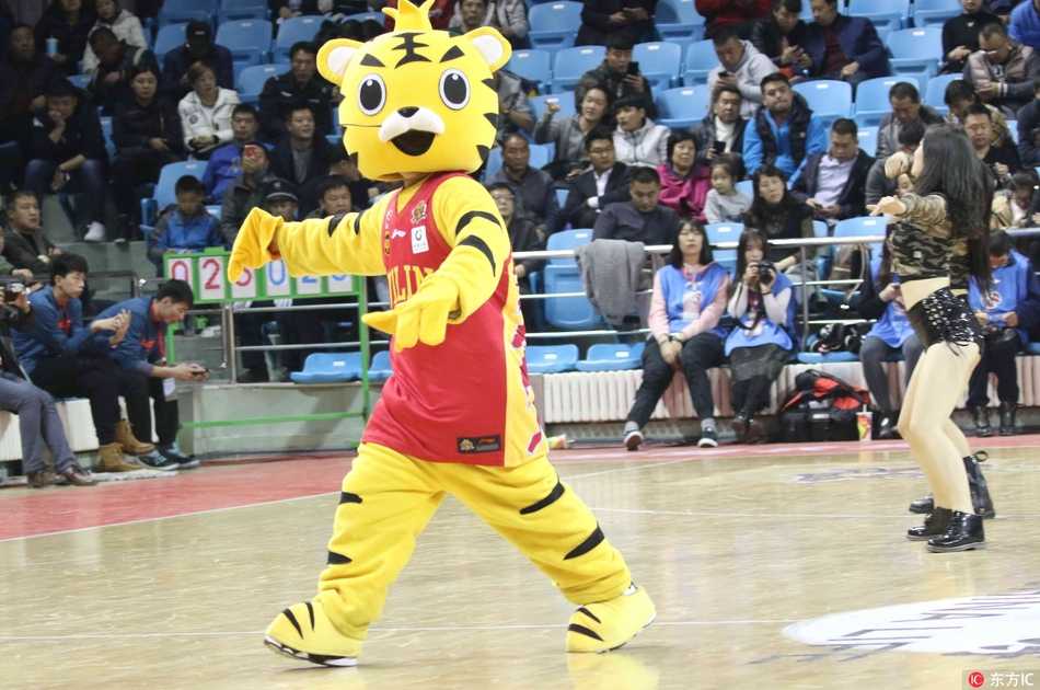 身着红白队服的靓丽啦啦宝贝在赛场中央尽情舞动，她们的笑容如同冬日里的暖阳，瞬间点燃了全场观众的激情。