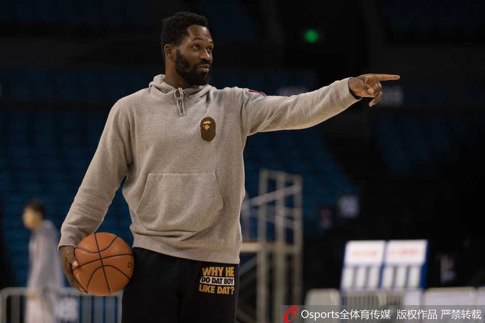 冯欣掌控着全队的进攻节奏，他犀利的突破分球撕开了模拟防守的缺口，队友接球后稳稳命中远投。