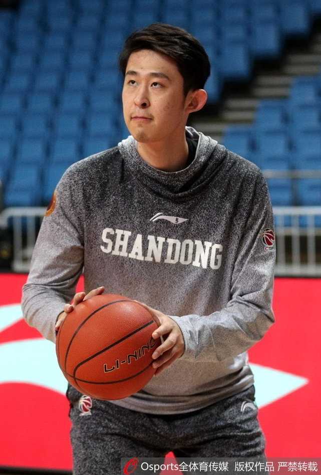 丁彦雨航赛前加练持球突破，汗水挥洒彰显领袖担当，誓要带队攻克江宁主场