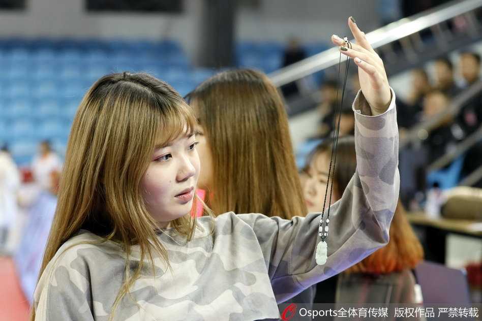 赛后，篮球宝贝们在场边合影留念，记录下这场意义非凡的主场胜利之夜，姑娘们或比心或竖大拇指，脸上的笑容比手中的花球更加灿烂夺目。