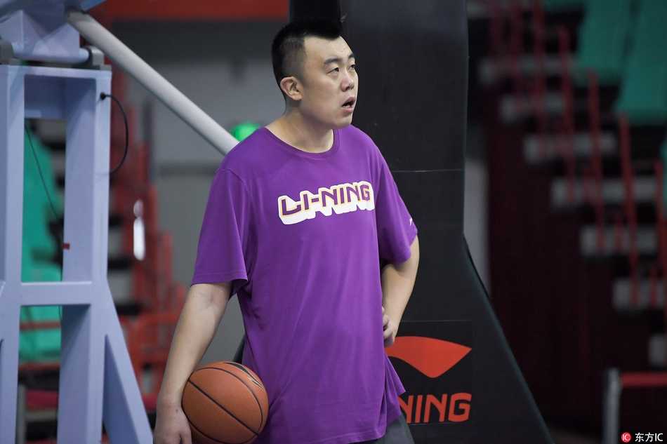 郭艾伦在训练对抗中高高跃起，如利剑般穿透防线完成上篮，他那不服输的表情似乎在告诉所有人，这一次，他们不想再做“无冕之王”。