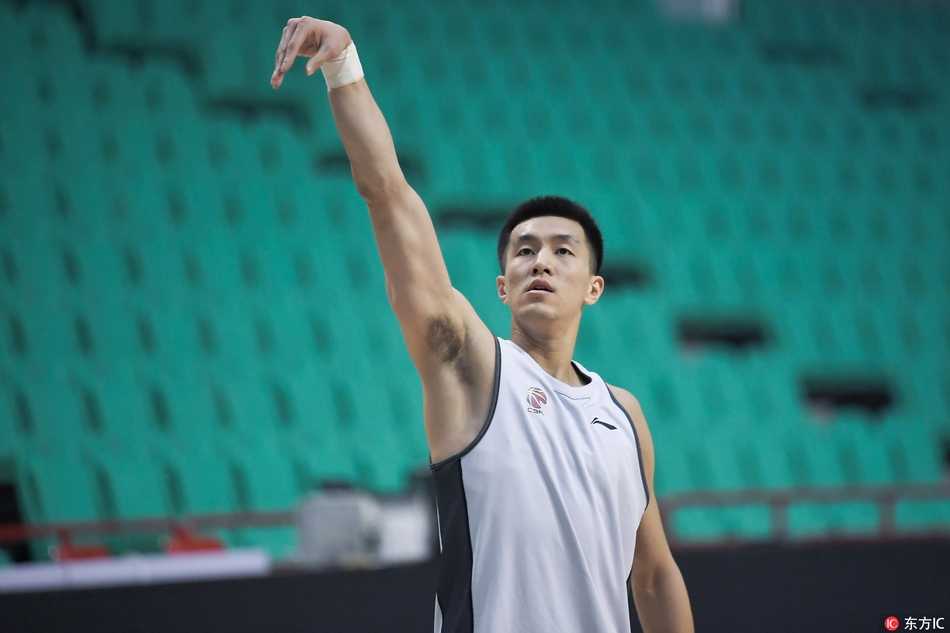 训练结束后，队员们围拢在一起相互击掌鼓劲，冬日的暖阳透过窗户洒在他们身上，映照出一支团结如钢、准备腾飞的飞豹军团。