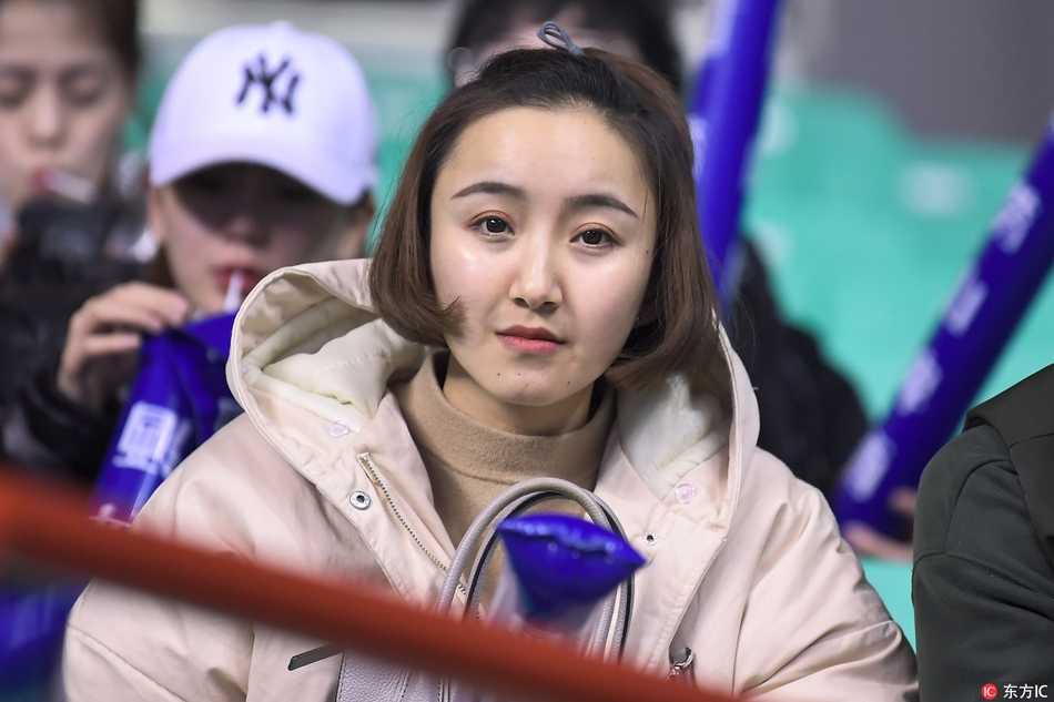 一位戴着可爱鹿角发饰的清新美女球迷，在本溪冬夜的体育馆内，对着镜头露出如春风般温暖的微笑，为辽宁队默默祈祷。
