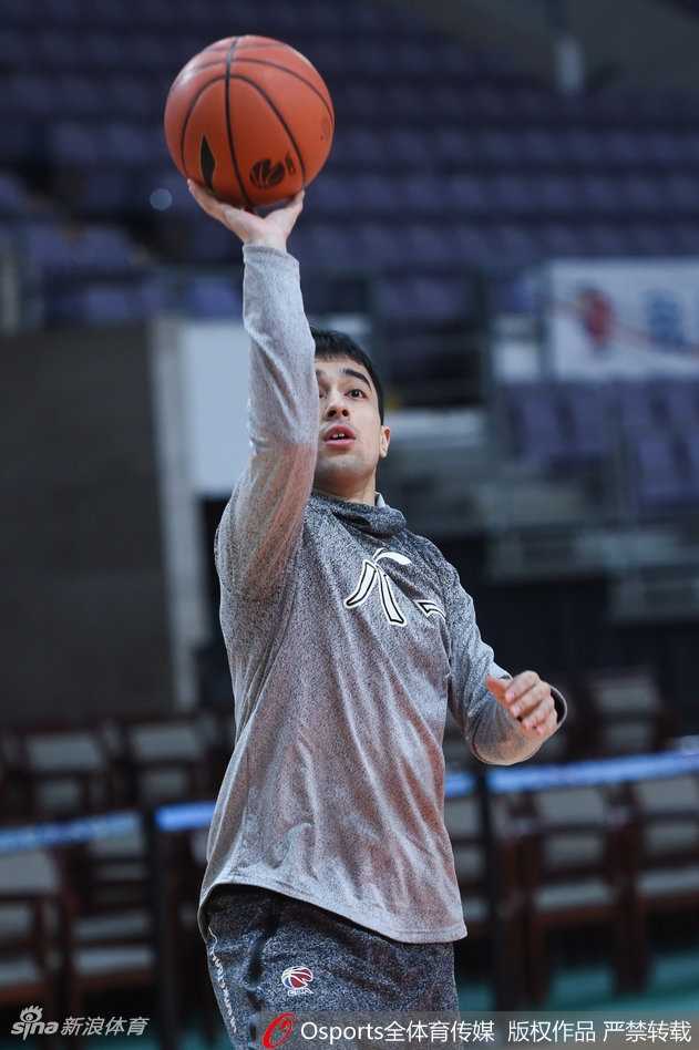 雷蒙在对手的严密防守下强行突破，他的眼神中透露着军旅球员特有的不屈与锐气，球衣在对抗中掀起一角。