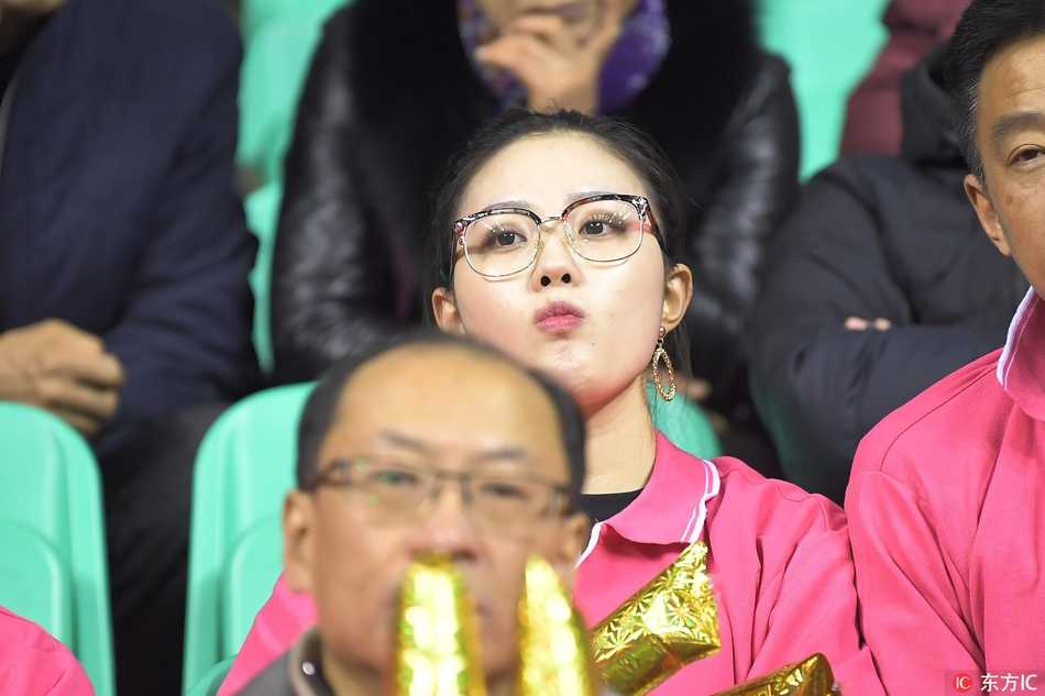 看台上一位笑容甜美的短发女生，在辽宁队得分的瞬间开心地鼓掌，脸颊上洋溢着青春与自豪的光彩。