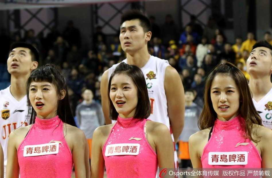 镜头拉近，宝贝们面带灿烂笑容，整齐地挥舞着手中的彩球，将赛场气氛推向高潮