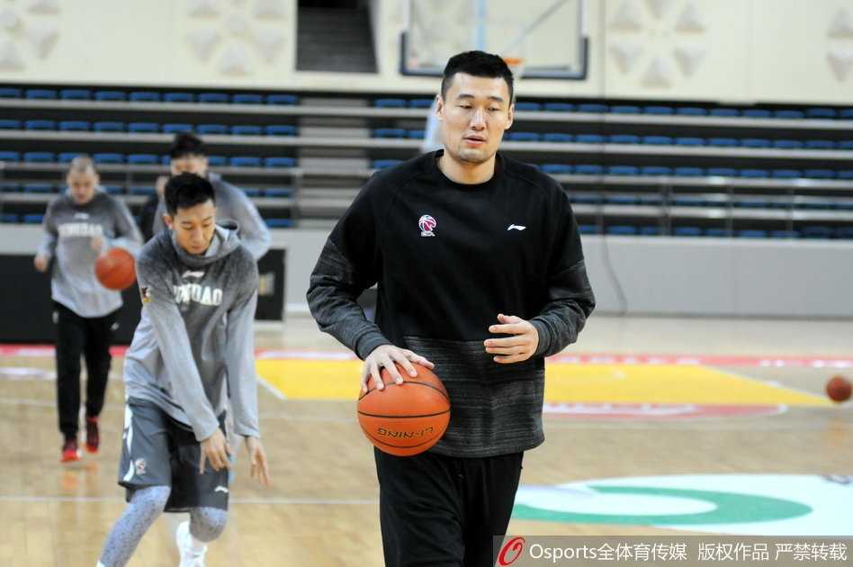 内线大将苏伟在篮下卡位要球，他庞大的身躯在人群中宛如铁塔，手臂青筋暴起，展现出强烈的进攻欲望。