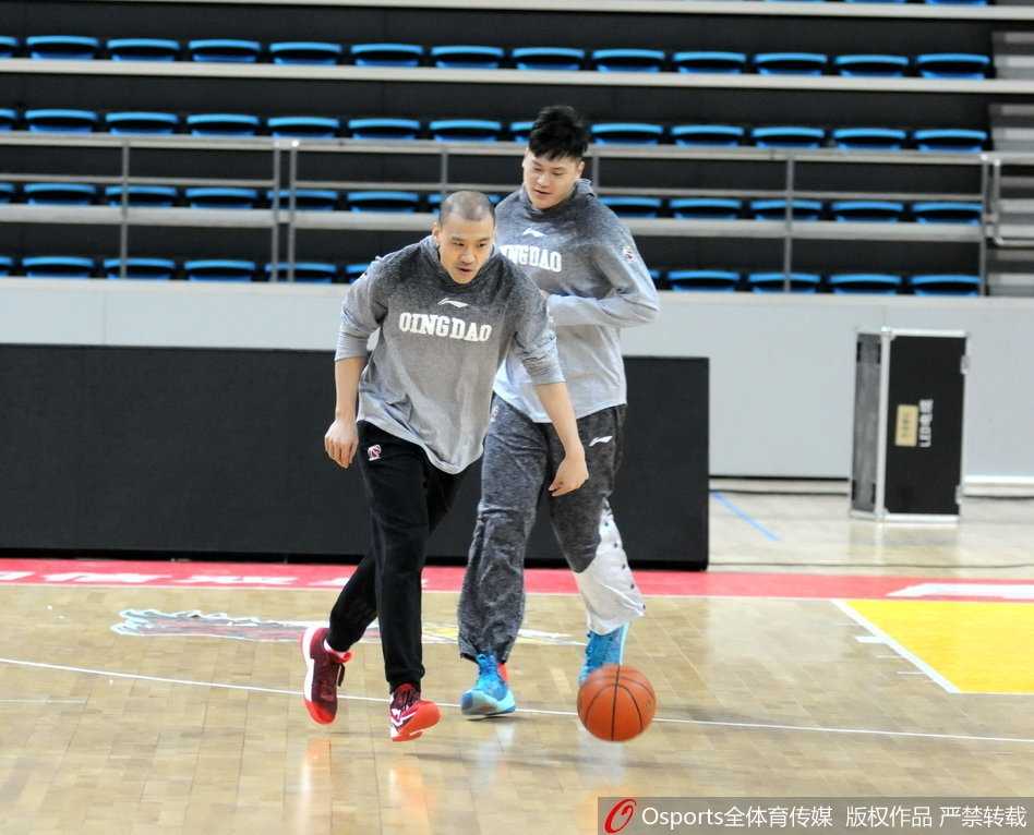 助教拿着战术板给替补球员讲解跑位细节，年轻队员认真聆听若有所思，这支球队的未来正在此刻悄然萌芽。