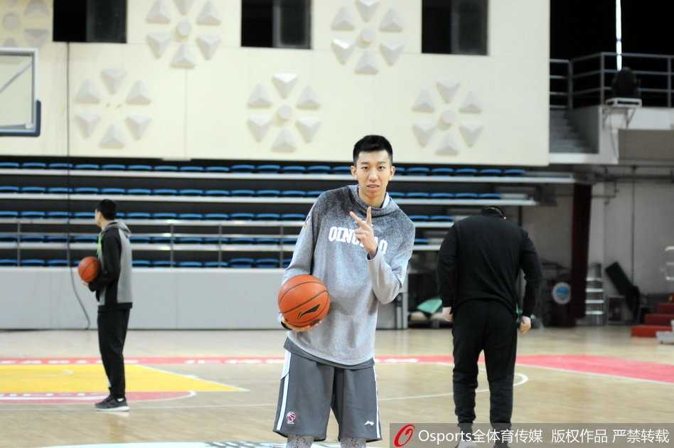 巩晓彬指导目光如炬，双手抱胸站在场边督战，他的眼神中透露出对细节的严格要求和对胜利的无限渴望。