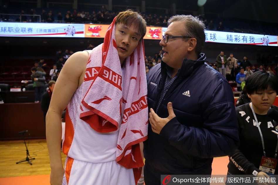 满头银发的小尼尔森与西装革履的王治郅紧紧相拥，大郅笑得眯起了眼，仿佛回到了十六年前初到达拉斯时的青葱岁月。