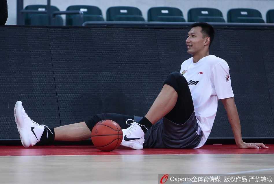 周鹏在底角进行三分投篮练习，作为队长，他的稳定性将是广东男篮破解对手联防的关键武器。