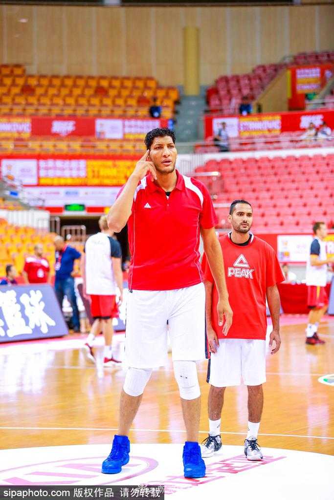 训练结束后，一名埃及球员独自加练投篮，汗水湿透了他的球衣，皮球在空中划过一道完美的弧线，稳稳落入篮网。