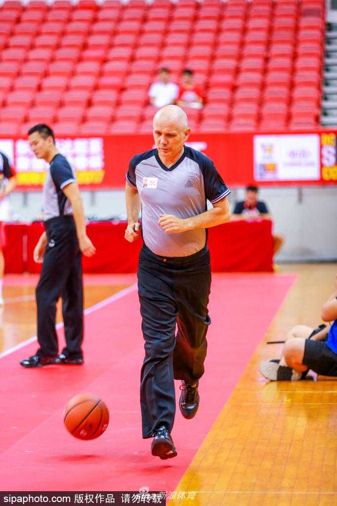 埃及队核心后卫正持球高速突破，他的眼神凌厉，变向动作干净利落，将防守队员牢牢挡在身后，展现出非洲球队出色的个人技术。