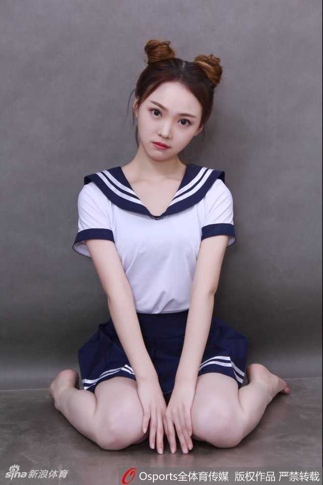 小惠休息间隙的自拍，俏皮地比出剪刀手，元气满满像邻家女孩