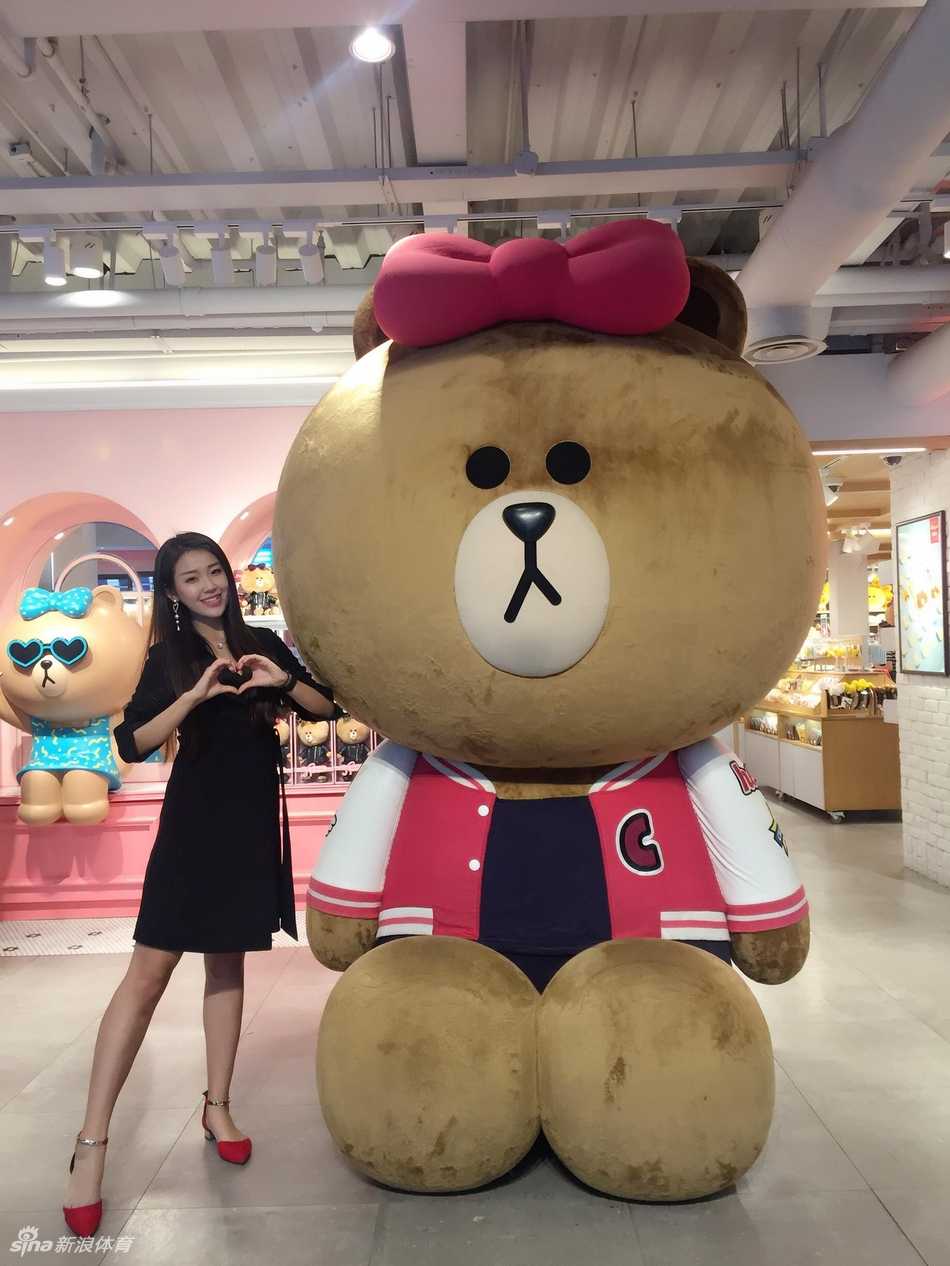 卷卷在舞蹈房刻苦训练，优美身姿展现专业素养